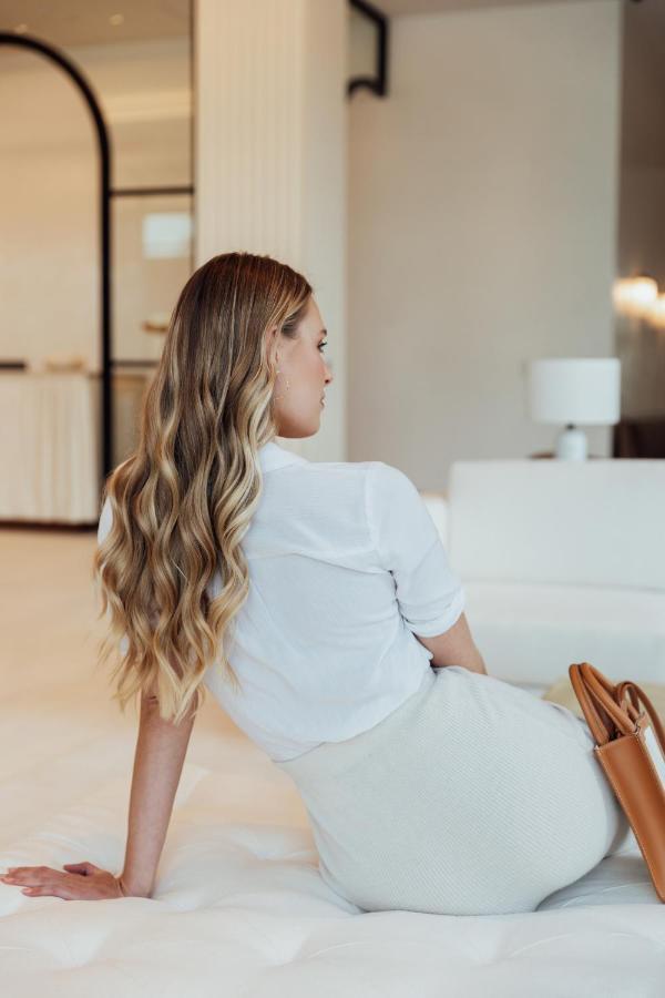 Ette Luxury Hotel & Spa Four Corners Eksteriør billede A woman with long hair