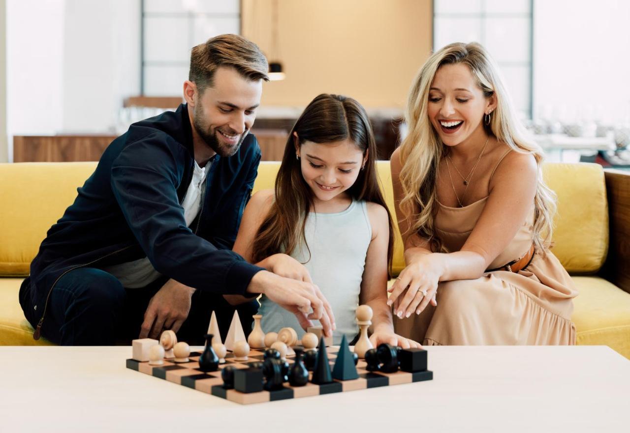 Ette Luxury Hotel & Spa Four Corners Eksteriør billede A family playing chess