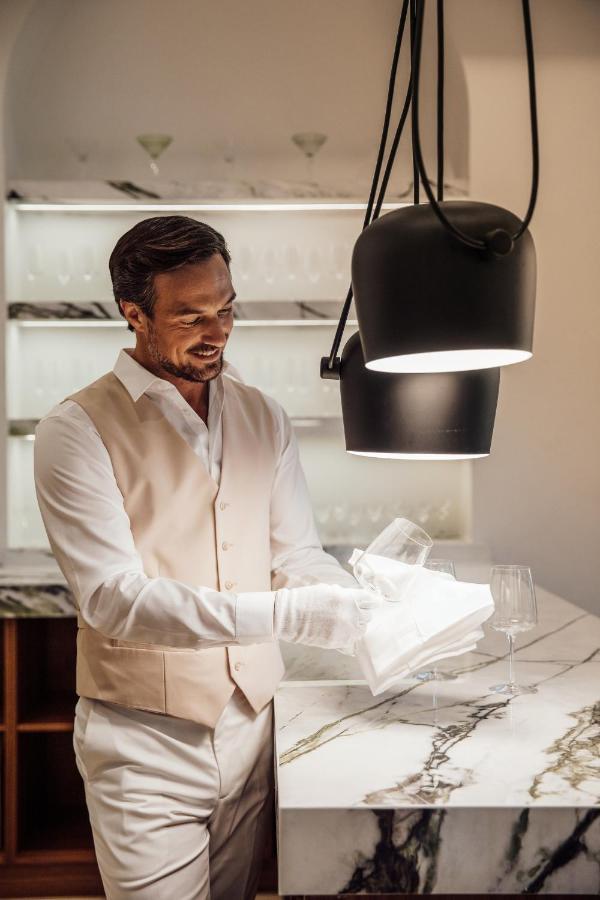 Ette Luxury Hotel & Spa Four Corners Eksteriør billede A butler washing dishes