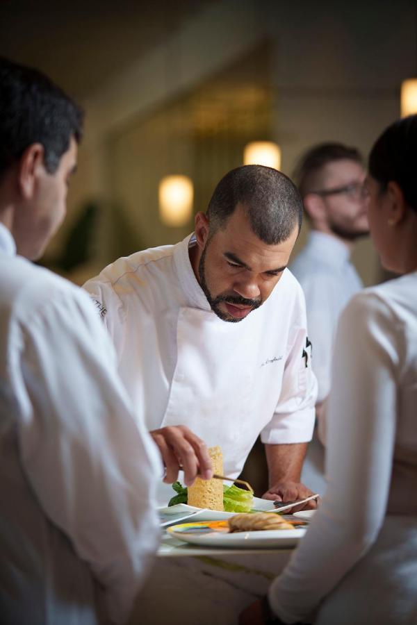 Ette Luxury Hotel & Spa Four Corners Eksteriør billede Chef preparing a dish