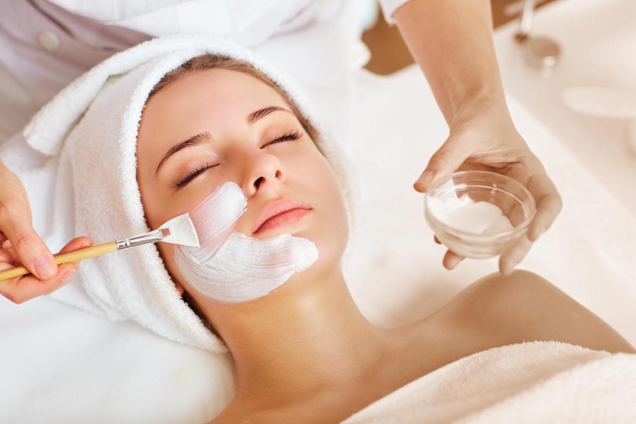 Ette Luxury Hotel & Spa Four Corners Eksteriør billede A woman receiving a facial treatment