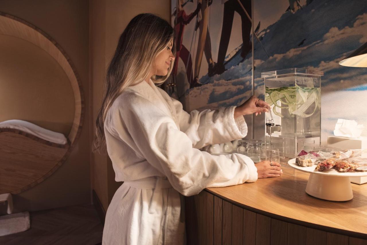 Ette Luxury Hotel & Spa Four Corners Eksteriør billede A woman wearing a bathrobe