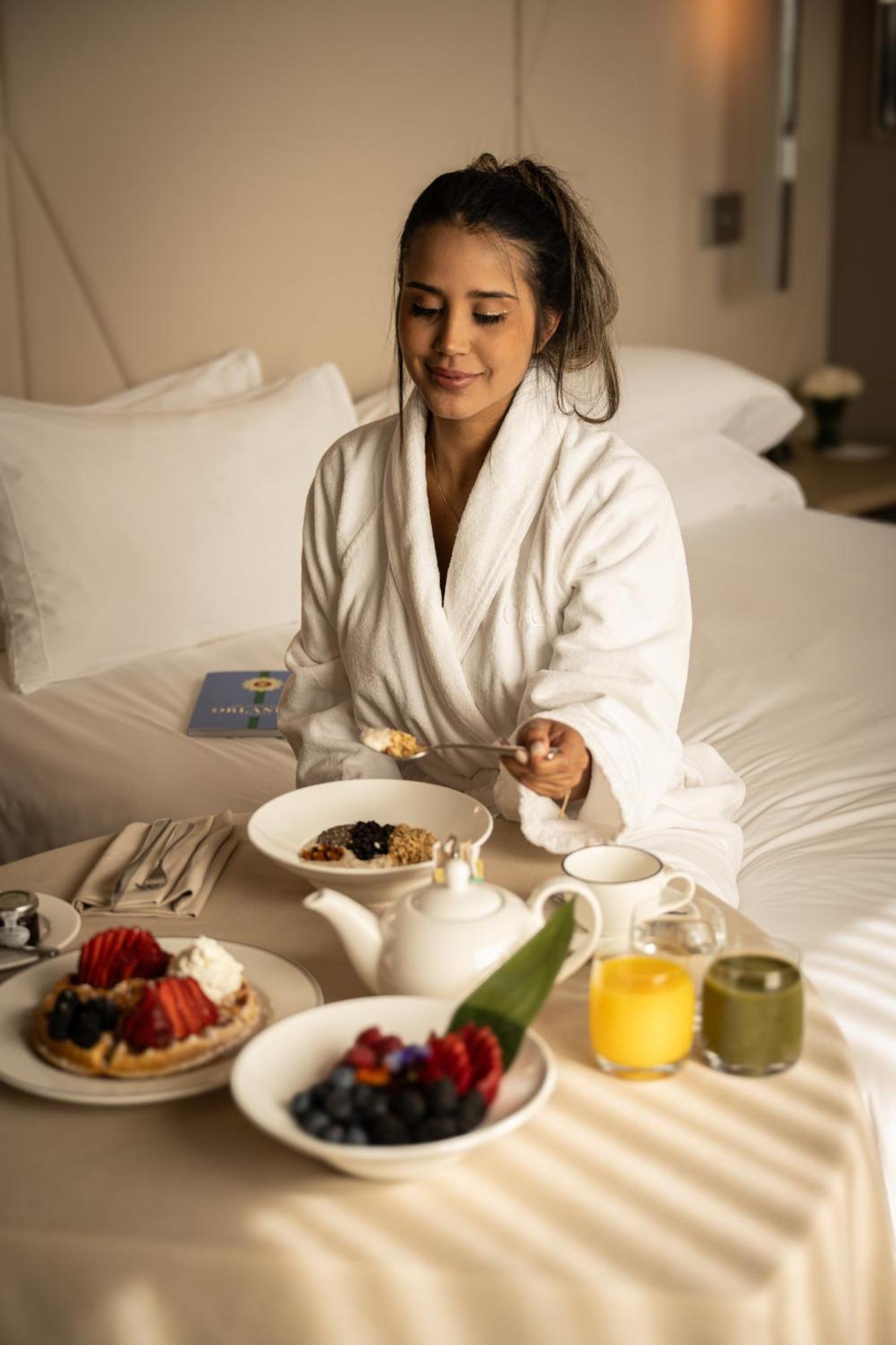 Ette Luxury Hotel & Spa Four Corners Eksteriør billede A woman wearing a bathrobe